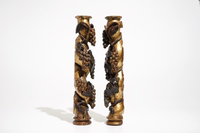 Une paire de piliers aux raisins en bois sculpt&eacute;, dor&eacute; et polychrom&eacute;, 18&egrave;me