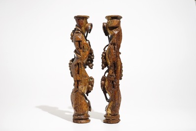 Une paire de piliers aux raisins en bois sculpt&eacute;, dor&eacute; et polychrom&eacute;, 18&egrave;me