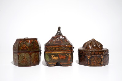 Trois bo&icirc;tes en papier m&acirc;ch&eacute; peint, prob. Inde, 19&egrave;me