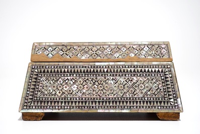 Une bo&icirc;te trap&eacute;zo&iuml;de incrust&eacute; de nacre, prob. Gujarat, Inde, Empire Moghol, 18/19&egrave;me