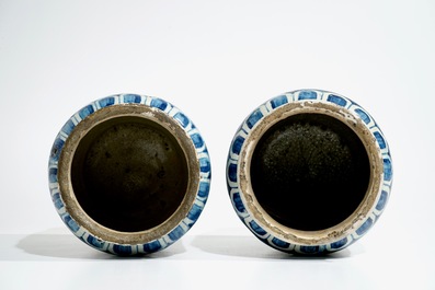 Een paar grote blauwwitte albarelli met "A foglie" decor in Antwerpse majolica, 16e eeuw