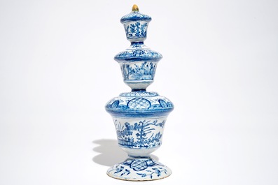 Een grote blauwwitte Delftse spaarpot met polychrome knop, 1e helft 18e eeuw