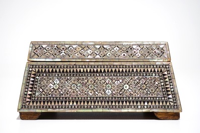 Une bo&icirc;te trap&eacute;zo&iuml;de incrust&eacute; de nacre, prob. Gujarat, Inde, Empire Moghol, 18/19&egrave;me