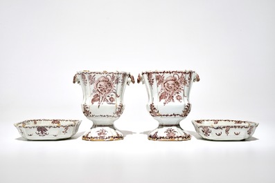 Une paire de jardini&egrave;res sur supports en fa&iuml;ence de Delft mangan&egrave;se, 18&egrave;me