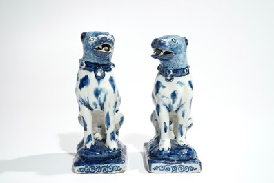 Een paar blauwwitte Delftse honden, 1e helft 18e eeuw