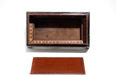 Une bo&icirc;te trap&eacute;zo&iuml;de incrust&eacute; de nacre, prob. Gujarat, Inde, Empire Moghol, 18/19&egrave;me