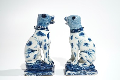 Een paar blauwwitte Delftse honden, 1e helft 18e eeuw