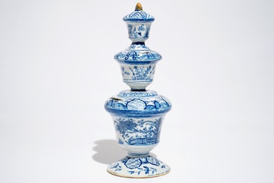 Een grote blauwwitte Delftse spaarpot met polychrome knop, 1e helft 18e eeuw