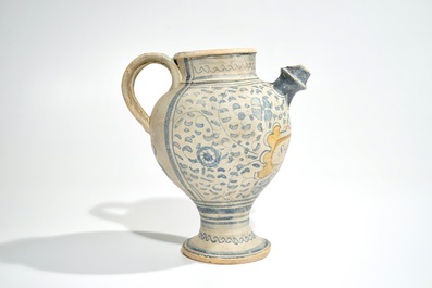 Une chevrette en majolique d'Anvers au m&eacute;daillon polychrome, milieu du 16&egrave;me
