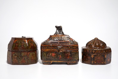 Trois bo&icirc;tes en papier m&acirc;ch&eacute; peint, prob. Inde, 19&egrave;me