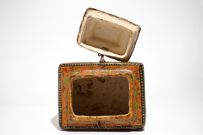 Une bo&icirc;te couvrte en papier m&acirc;ch&eacute; peint, prob. Inde, 19&egrave;me