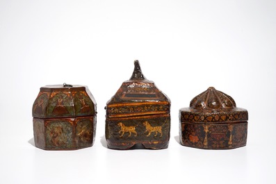 Trois bo&icirc;tes en papier m&acirc;ch&eacute; peint, prob. Inde, 19&egrave;me