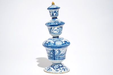Een grote blauwwitte Delftse spaarpot met polychrome knop, 1e helft 18e eeuw