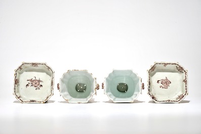 Une paire de jardini&egrave;res sur supports en fa&iuml;ence de Delft mangan&egrave;se, 18&egrave;me