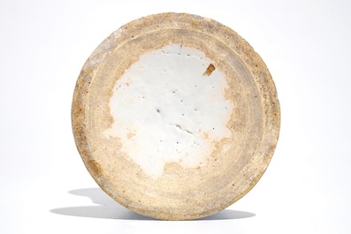 Een grote blauwwitte Delftse spaarpot met polychrome knop, 1e helft 18e eeuw