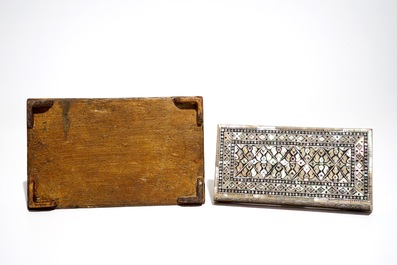 Une bo&icirc;te trap&eacute;zo&iuml;de incrust&eacute; de nacre, prob. Gujarat, Inde, Empire Moghol, 18/19&egrave;me
