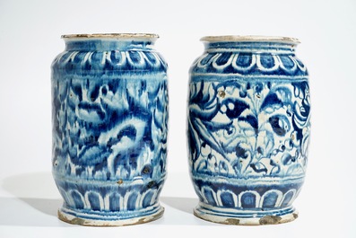 Een paar grote blauwwitte albarelli met "A foglie" decor in Antwerpse majolica, 16e eeuw