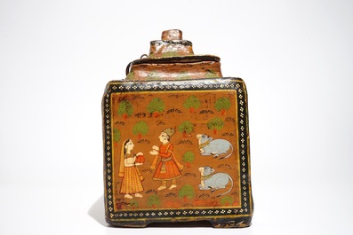 Une bo&icirc;te couvrte en papier m&acirc;ch&eacute; peint, prob. Inde, 19&egrave;me