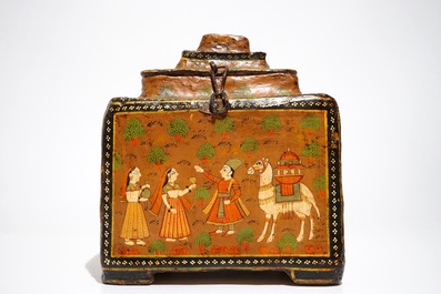 Une bo&icirc;te couvrte en papier m&acirc;ch&eacute; peint, prob. Inde, 19&egrave;me