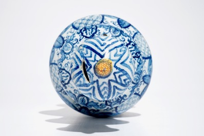Een grote blauwwitte Delftse spaarpot met polychrome knop, 1e helft 18e eeuw