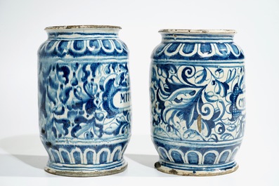Een paar grote blauwwitte albarelli met "A foglie" decor in Antwerpse majolica, 16e eeuw