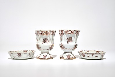 Une paire de jardini&egrave;res sur supports en fa&iuml;ence de Delft mangan&egrave;se, 18&egrave;me