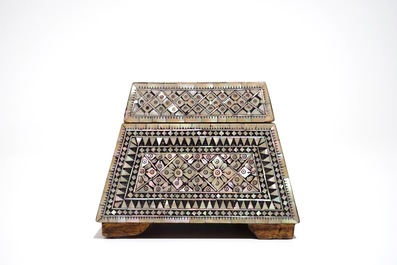 Une bo&icirc;te trap&eacute;zo&iuml;de incrust&eacute; de nacre, prob. Gujarat, Inde, Empire Moghol, 18/19&egrave;me