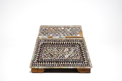 Une bo&icirc;te trap&eacute;zo&iuml;de incrust&eacute; de nacre, prob. Gujarat, Inde, Empire Moghol, 18/19&egrave;me
