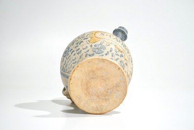Une chevrette en majolique d'Anvers au m&eacute;daillon polychrome, milieu du 16&egrave;me
