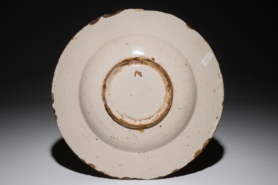Un plat armori&eacute; en majolique italienne, Faenza, 17&egrave;me