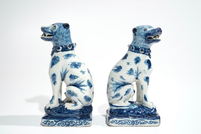 Een paar blauwwitte Delftse honden, 1e helft 18e eeuw