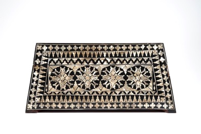 Une bo&icirc;te trap&eacute;zo&iuml;de incrust&eacute; de nacre, prob. Gujarat, Inde, Empire Moghol, 18/19&egrave;me
