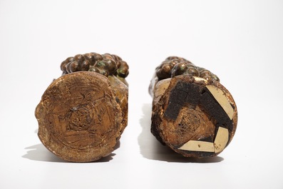 Une paire de piliers aux raisins en bois sculpt&eacute;, dor&eacute; et polychrom&eacute;, 18&egrave;me