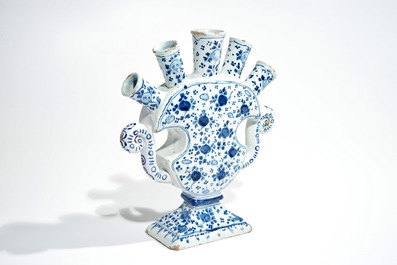 Een blauwwitte Delftse tulpenvaas met floraal decor, 18e eeuw