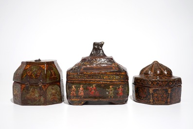 Trois bo&icirc;tes en papier m&acirc;ch&eacute; peint, prob. Inde, 19&egrave;me
