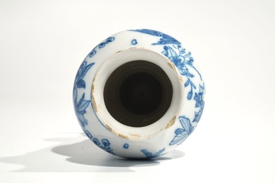 Een blauwwitte Delftse chinoiserie vaas, 2e helft 17e eeuw