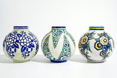 Drie art deco vazen met glanzend craquel&eacute; glazuur, Charles Catteau voor Boch K&eacute;ramis, 1e helft 20e E