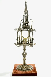 Een verguld zilveren monstrans met inlegwerk van half-edelstenen, gedateerd 1614