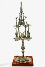Een verguld zilveren monstrans met inlegwerk van half-edelstenen, gedateerd 1614