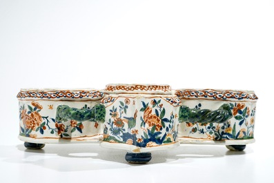 A Dutch Delft cashmire palette cruet stand, 17/18th C.
