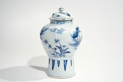 Een blauwwitte Delftse chinoiserie dekselvaas, 2e helft 17e eeuw