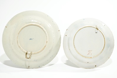 Vier blauwwitte en polychrome Delftse borden met pauwstaart decor, 18e eeuw