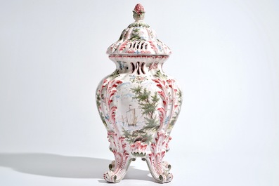 Un grand vase couvert en fa&iuml;ence dans le style de Marseille, 19&egrave;me