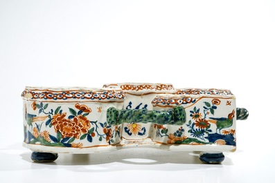 A Dutch Delft cashmire palette cruet stand, 17/18th C.