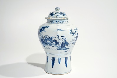 Een blauwwitte Delftse chinoiserie dekselvaas, 2e helft 17e eeuw