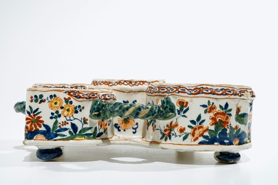 A Dutch Delft cashmire palette cruet stand, 17/18th C.