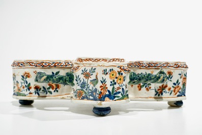 A Dutch Delft cashmire palette cruet stand, 17/18th C.