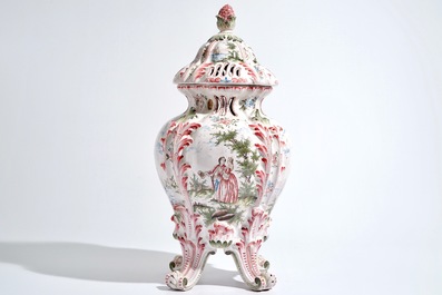 Un grand vase couvert en fa&iuml;ence dans le style de Marseille, 19&egrave;me