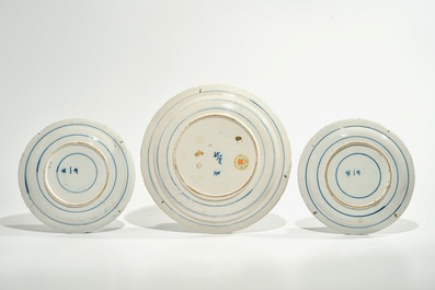 Drie blauwwitte Delftse schotels met chinoiserie decor, 17/18e eeuw