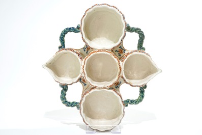 A Dutch Delft cashmire palette cruet stand, 17/18th C.